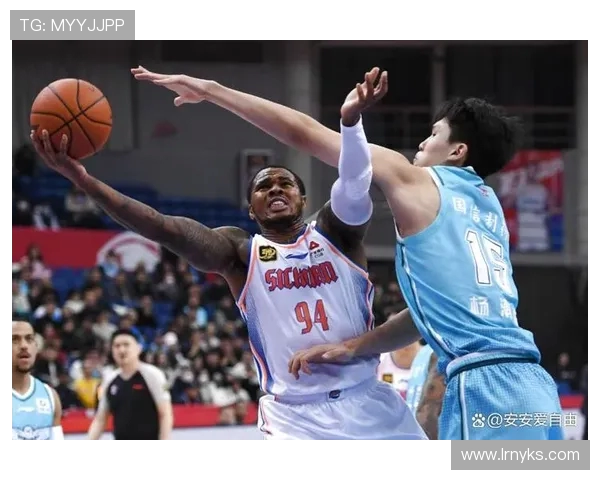 杨瀚森签名鞋赠小球迷：这双鞋藏着追梦密码